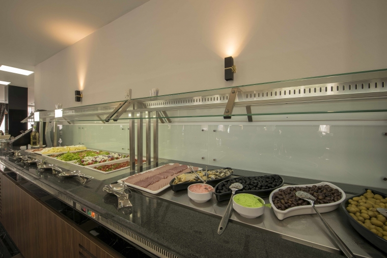 Разликата между Шведска маса и Блок маса